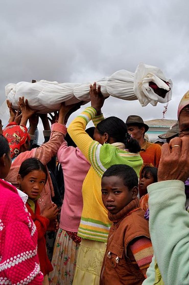 Khi đến Madagascar, nhiều người không khỏi kinh ngạc bởi  tập tục rùng rợn nhảy múa với xác chết hay còn gọi là lễ Famadihana – “lễ thay xương”. Theo đó, vào ngày lễ này, người thân sẽ đào xác tổ tiên lên và tất cả cùng nhau ăn uống, nhảy múa cả một ngày trời.